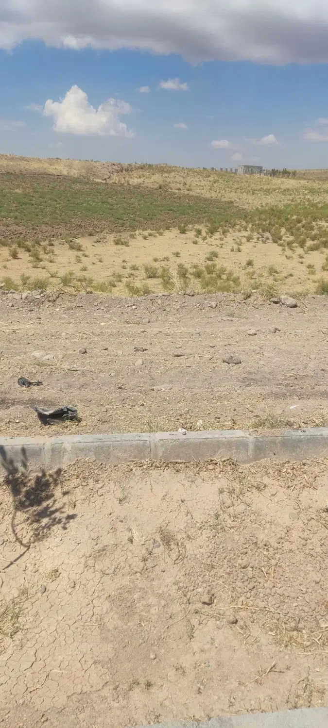 زمین در پشت بر اتوبان
