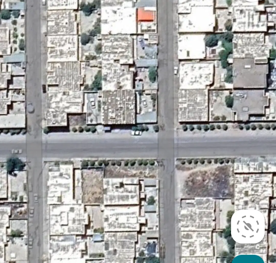 زمین درب از حیاط پستکان