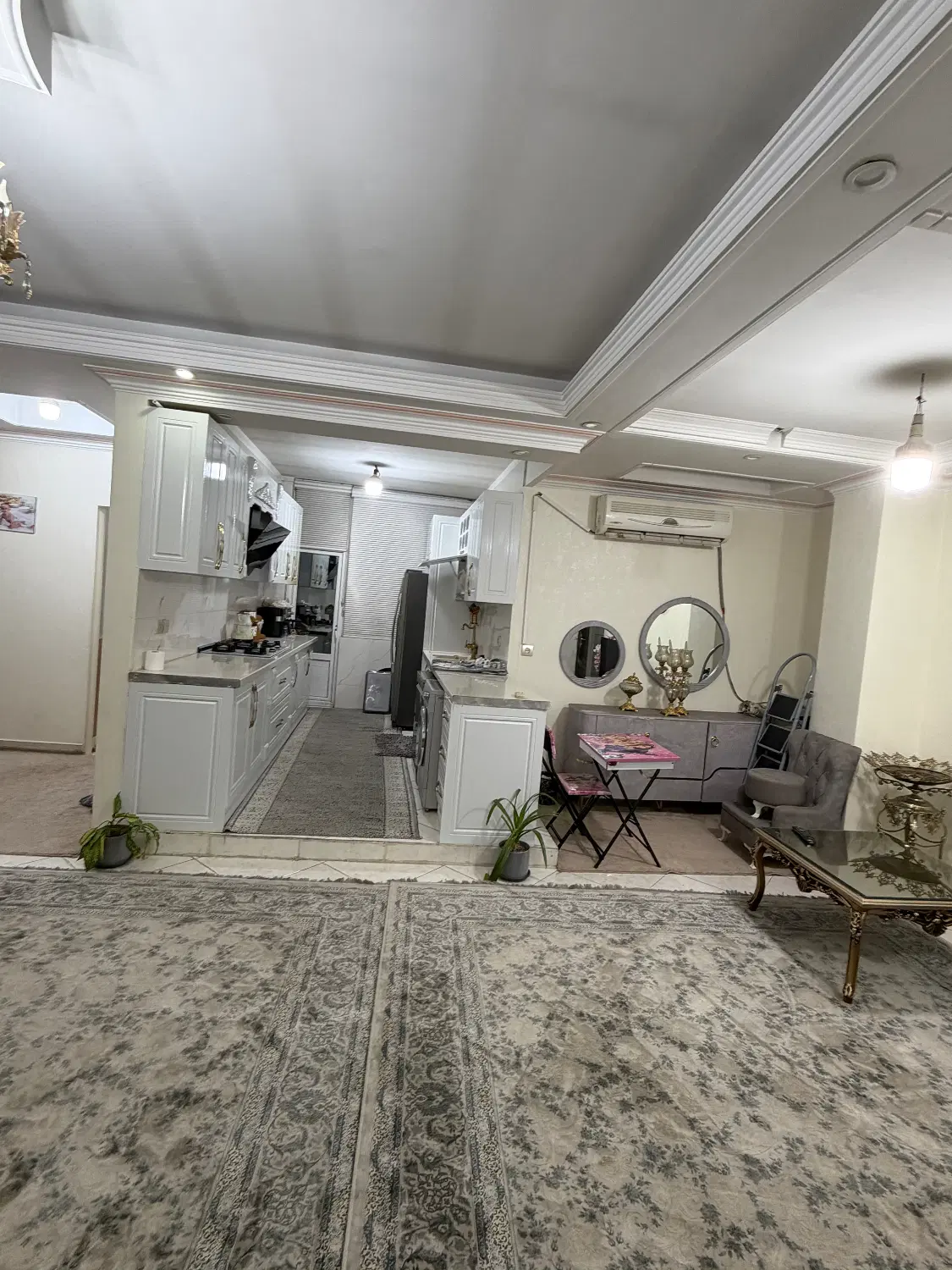 واحد ۹۰متری نبش کوچه سی ام بالای موبایل شاد