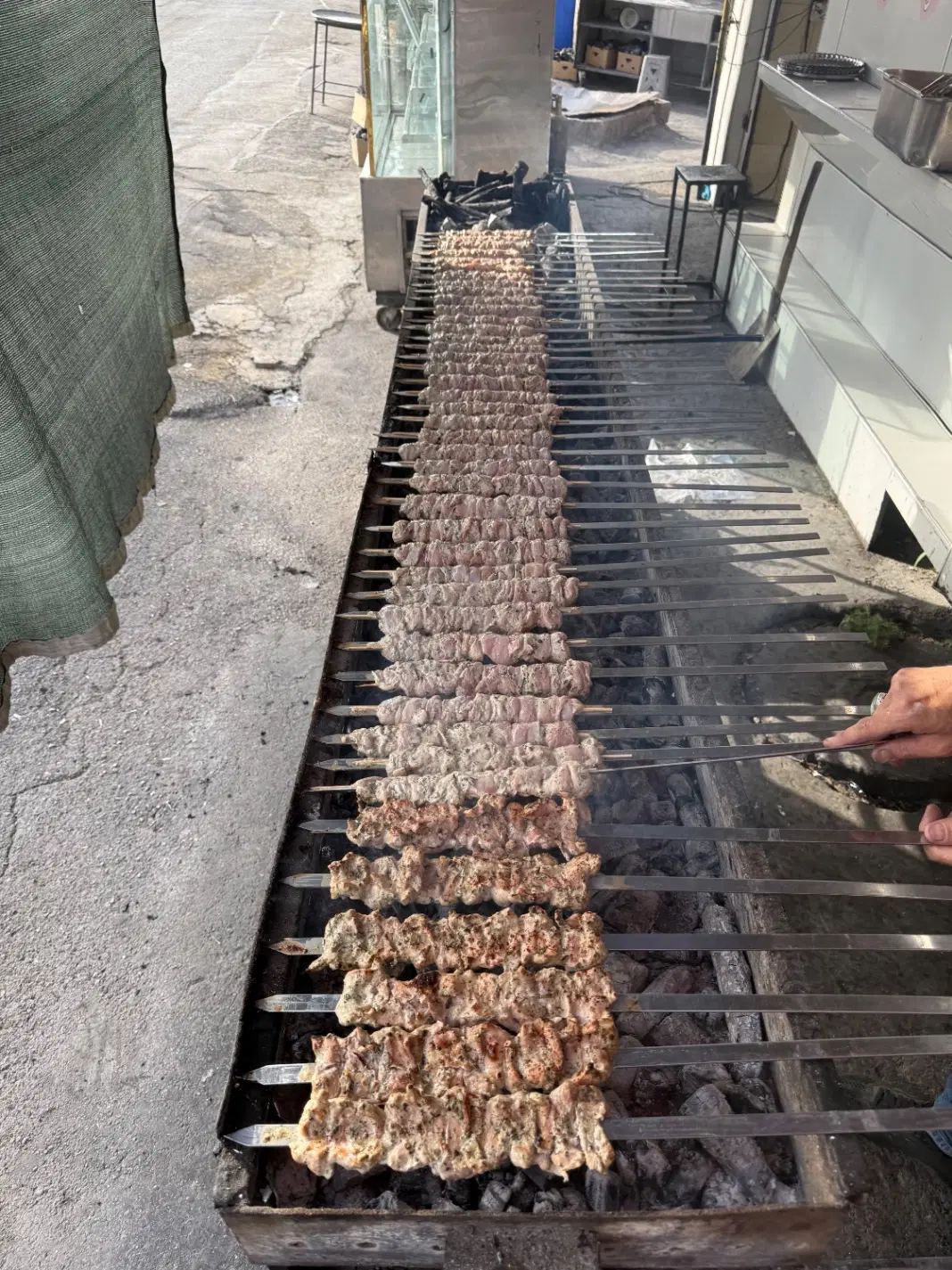 کبابی و اشکده