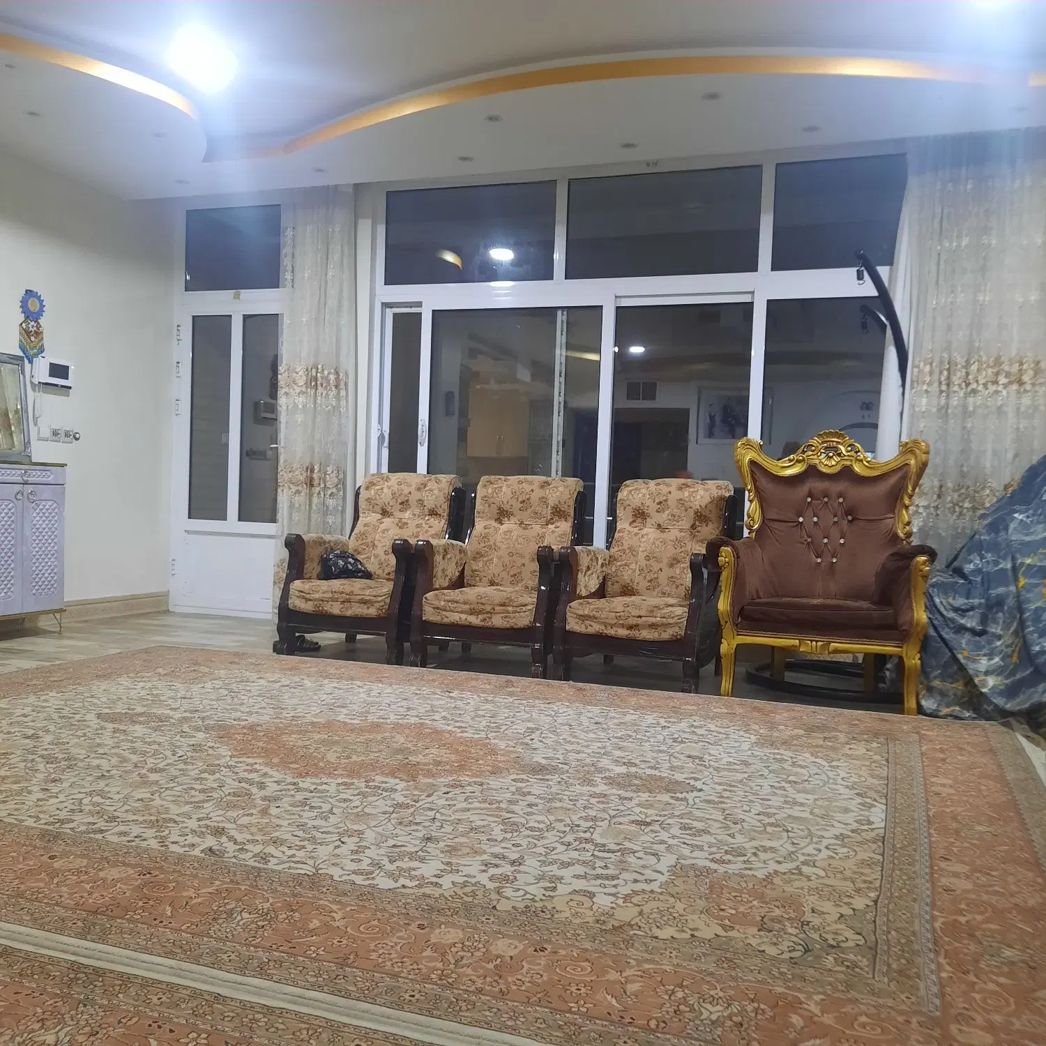 ساختمان ۳ طبقه
