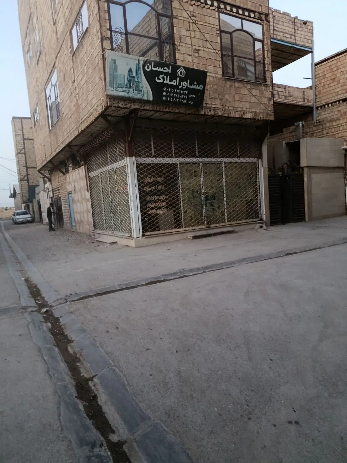 منزل ۹۰ متری با مغازه