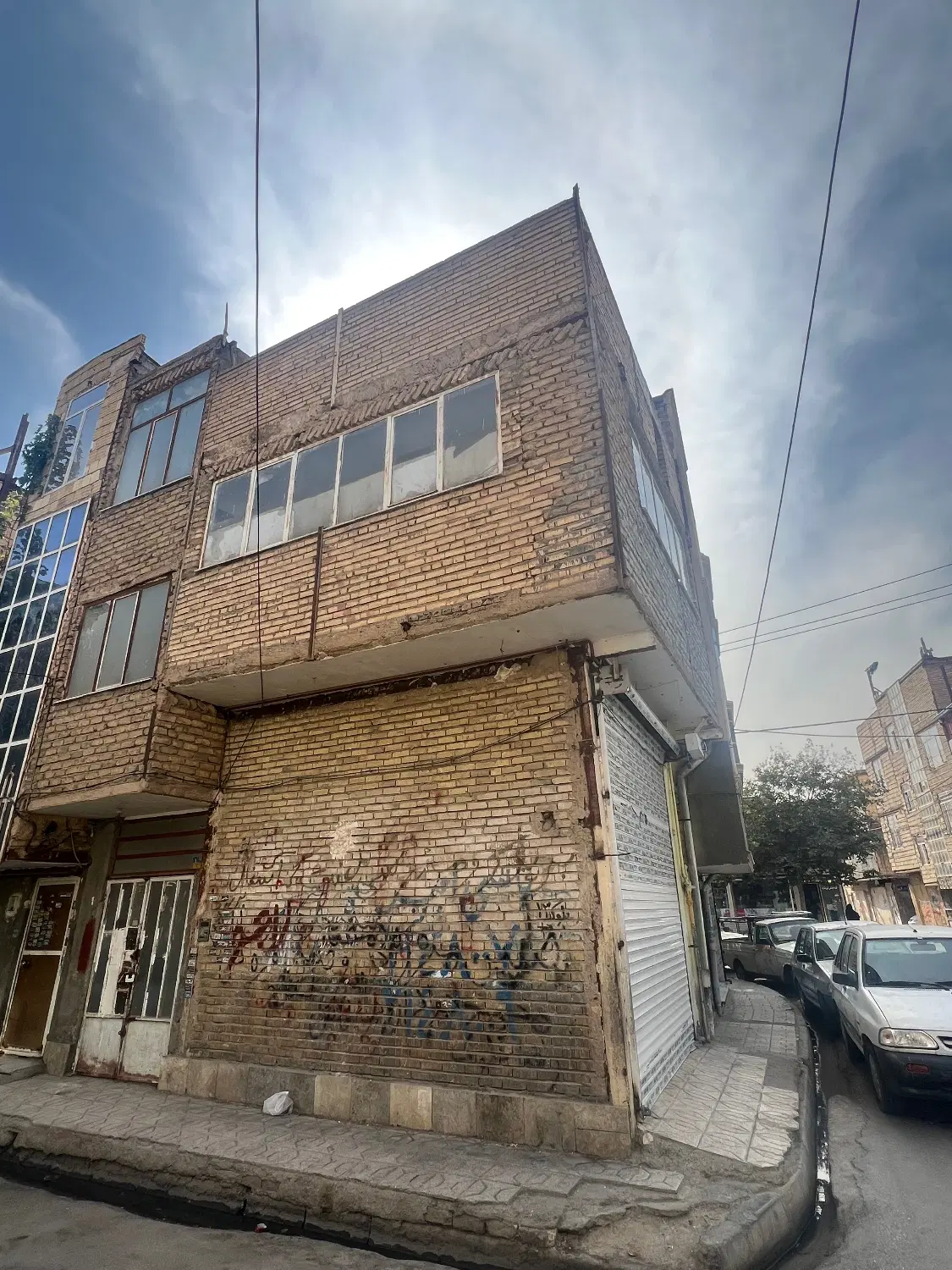 مغازه  سند دار با واحد اپارنمان  جای پر رفت امد