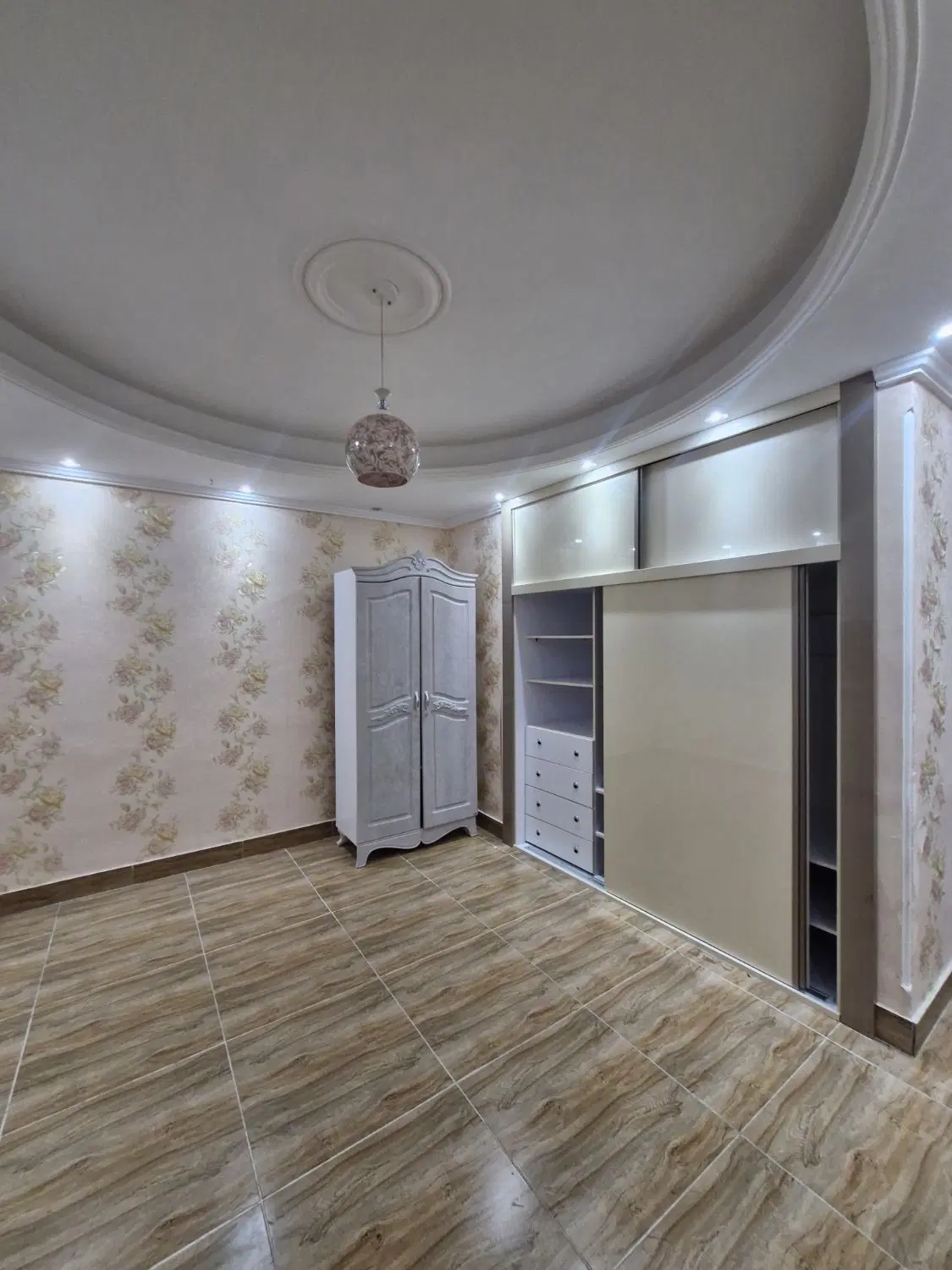 واحد ۱۳۰ متری زیر قیمت _ تاپ لوکیشن