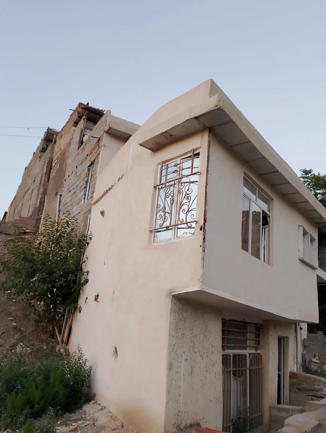 یک باب مغازه و یک واحد روی مغازه