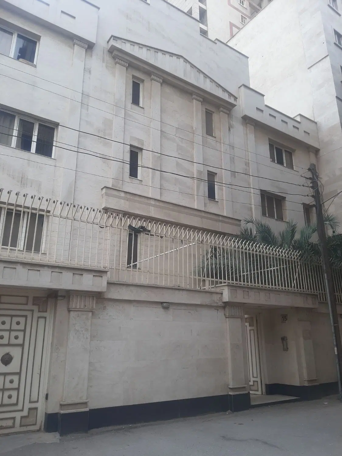 آپارتمان مسکونی در باغ معین