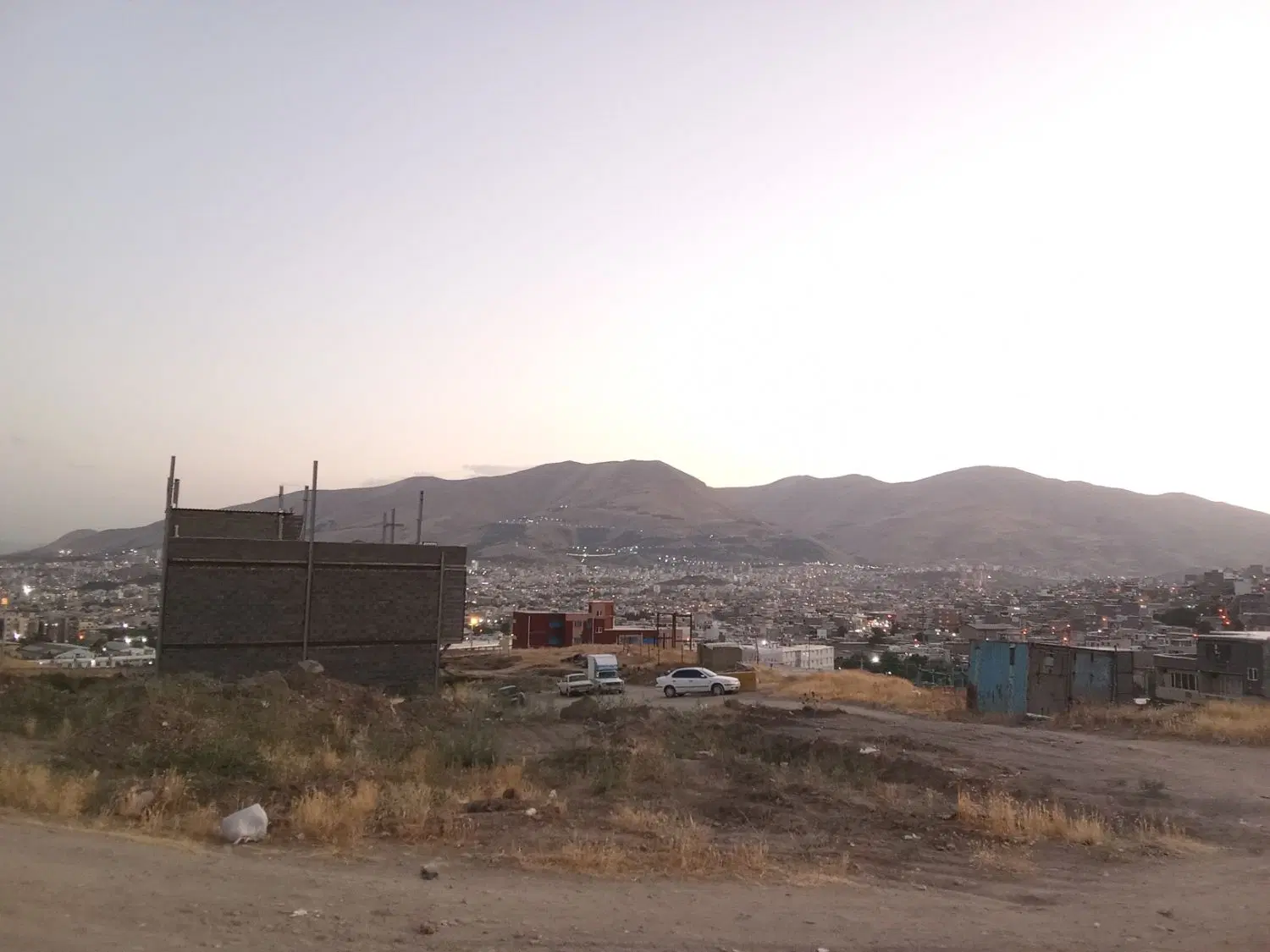 زمین بر روی اتوبان دکتر حسینی