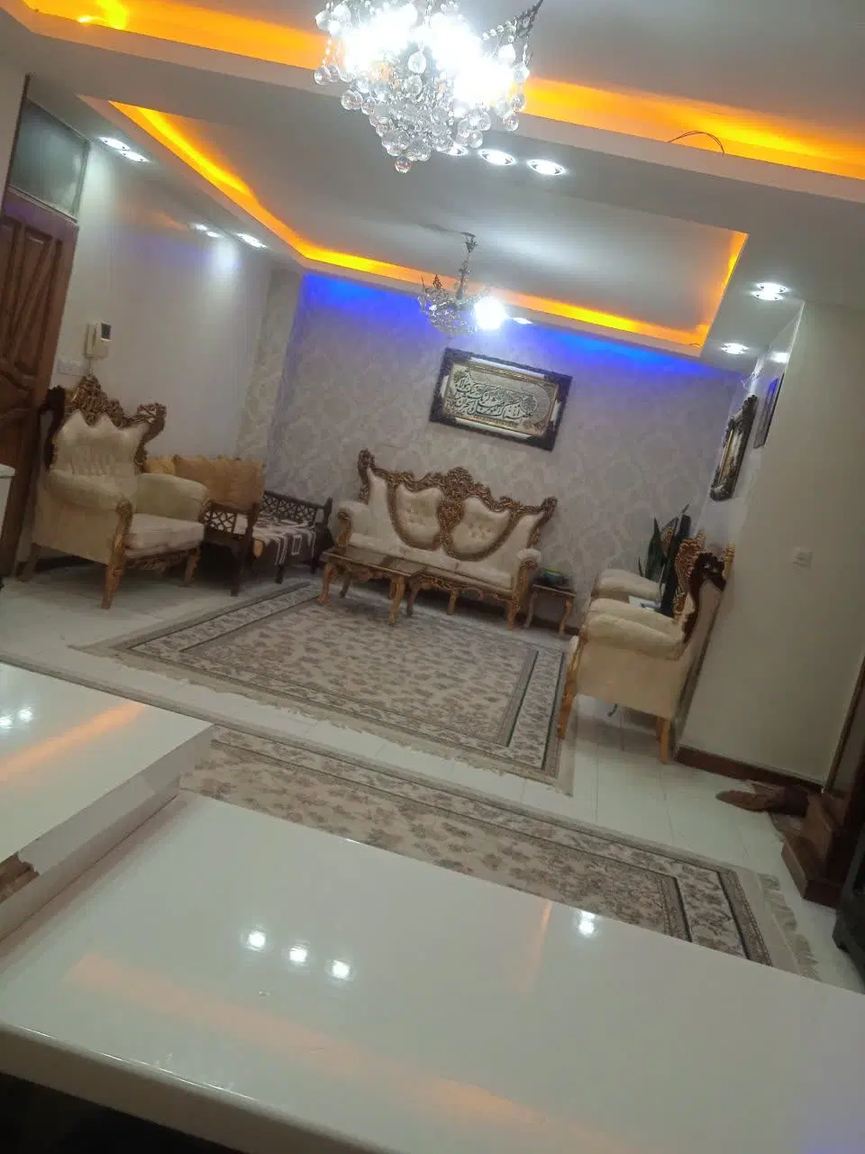 یک واحد آپارتمان  روبری باغ سیب ابتدای بلوار ارم
