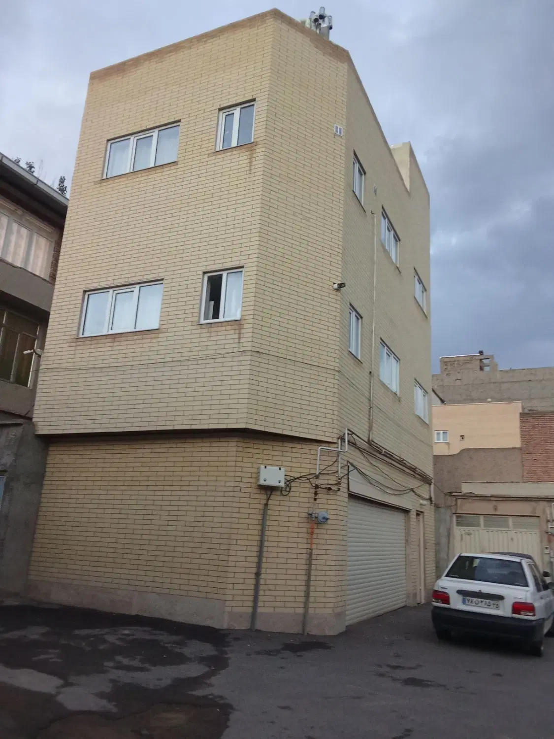 یک حیاط سه طبقه