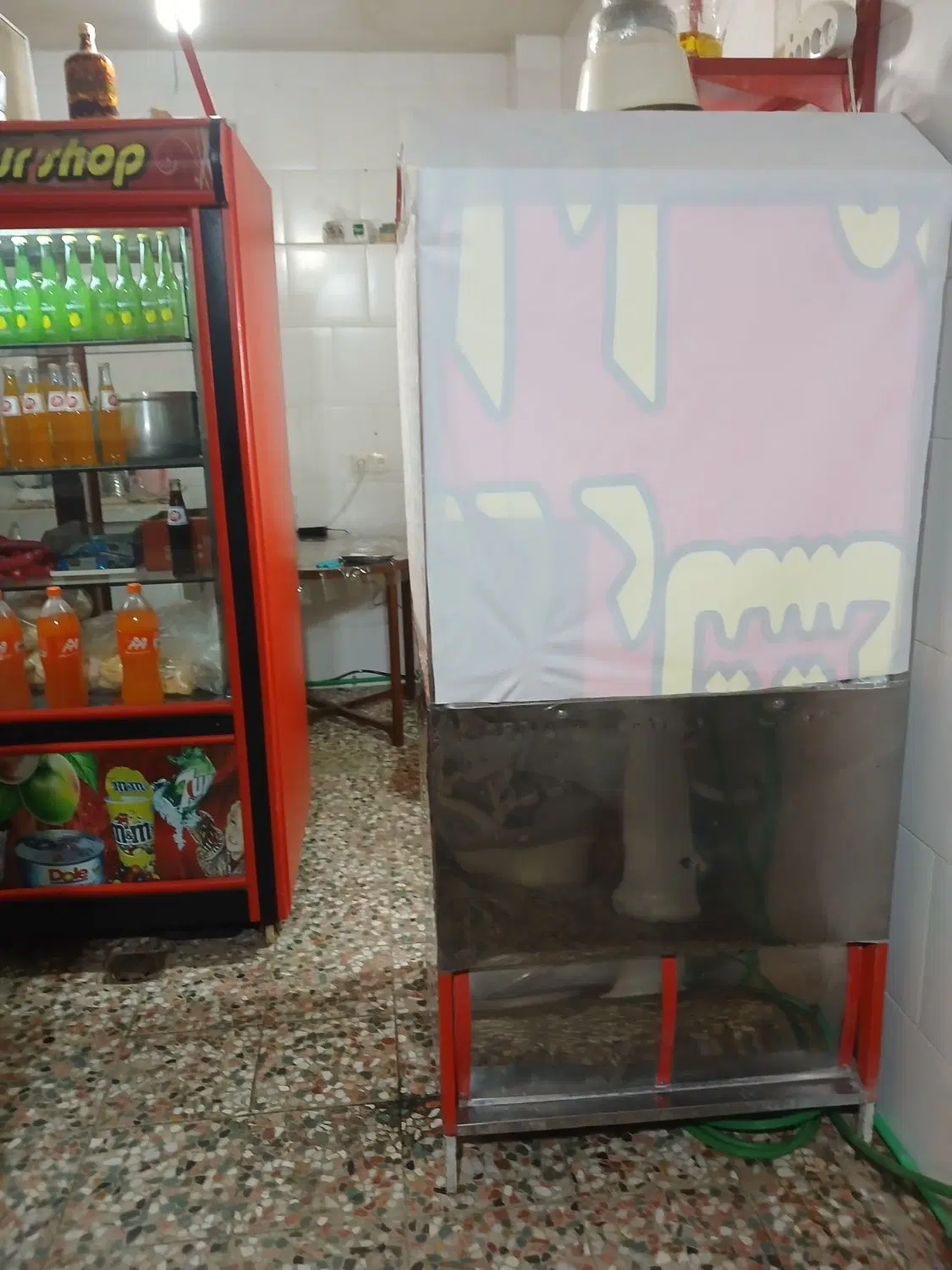 یک مغازه با امتیاز اب وبرق و گاز و یخچال و گاز
