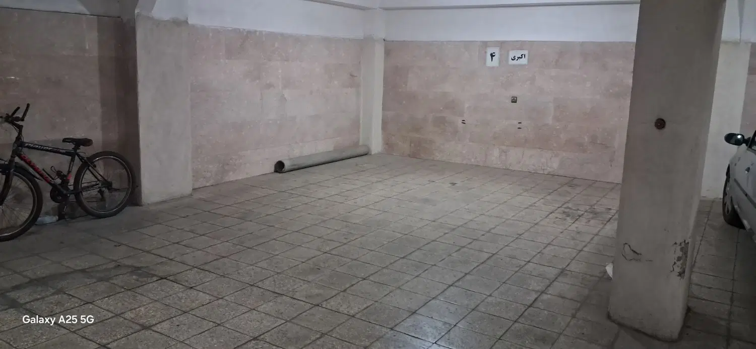 ملک ۱۸۰ متری