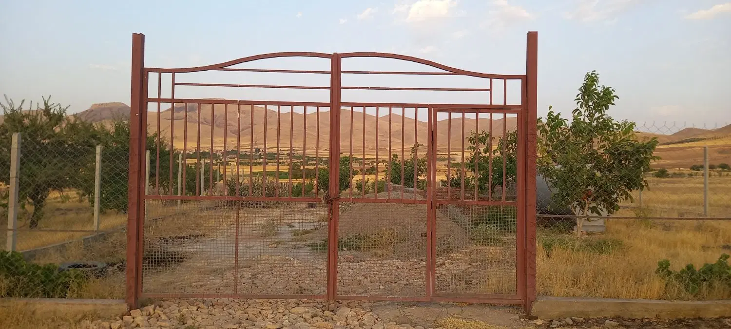 باغ 1500 متری دارای چاه آب و فنس شده درختان ۵،ساله