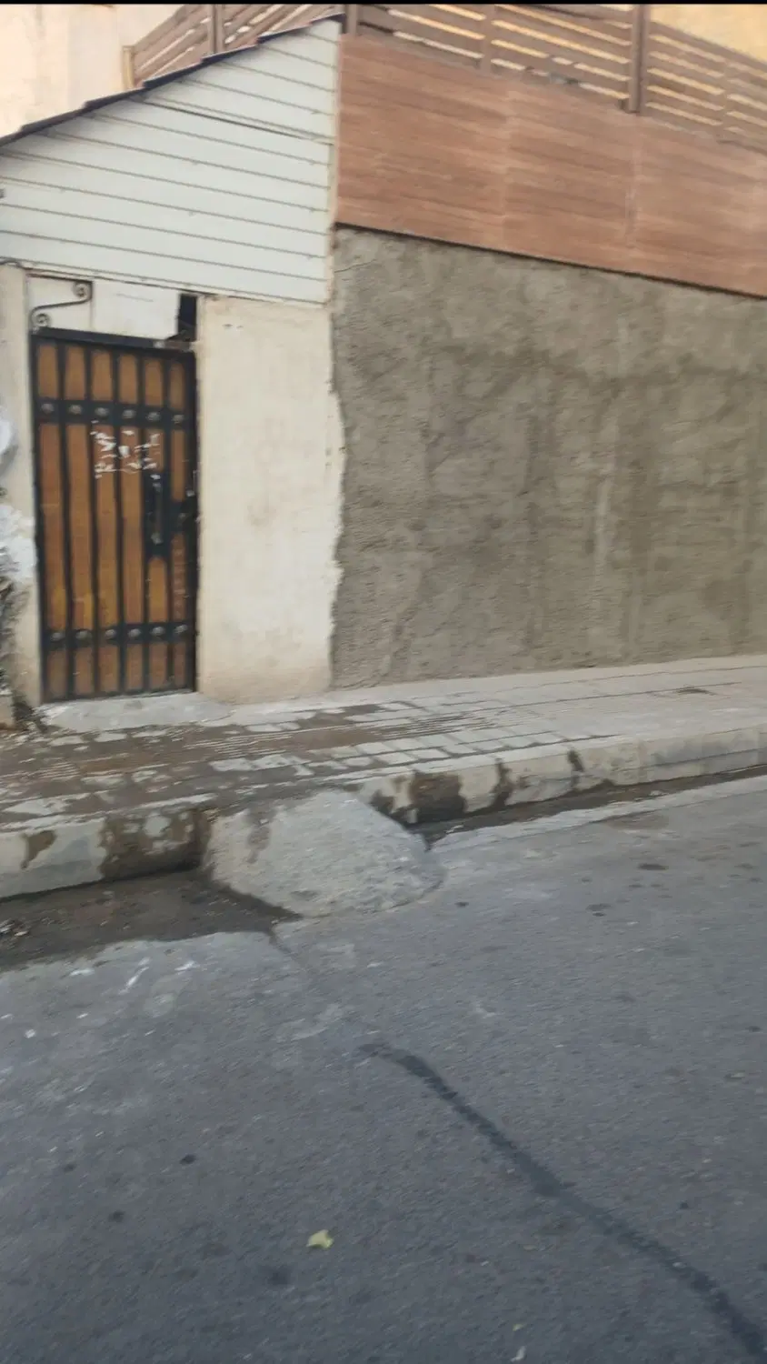 ملک 20 متری بر خیابان با سند