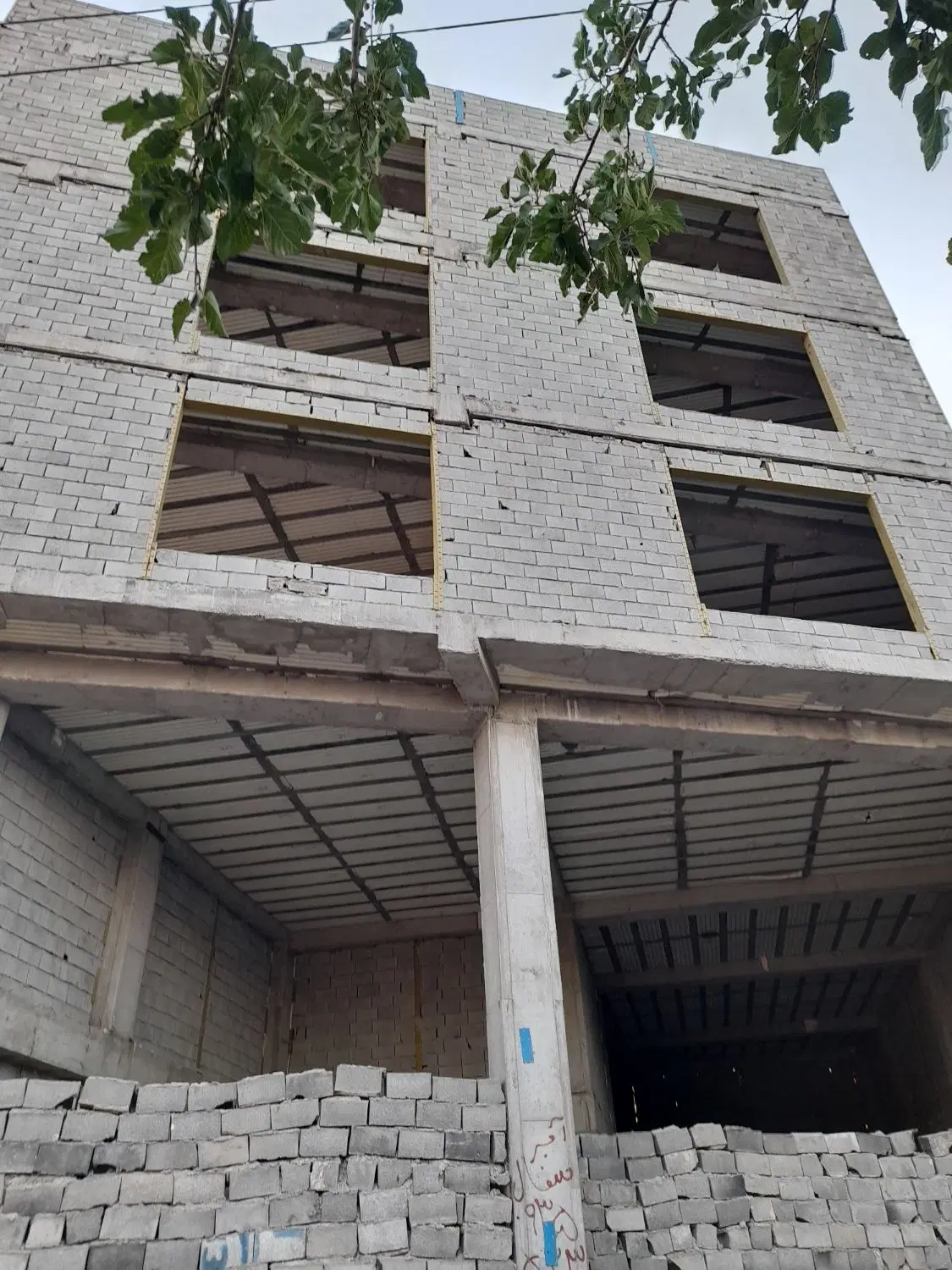 فروش تجاری مسکونی نیمه کاره روبه روی پارک شقایق