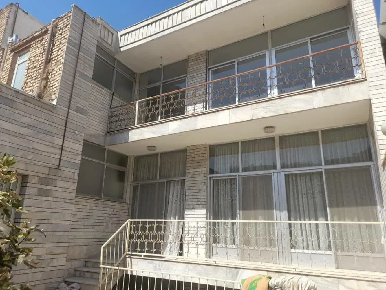 منزل مسکونی سه طبقه فروش فوری زیر قیمت کارشناسی