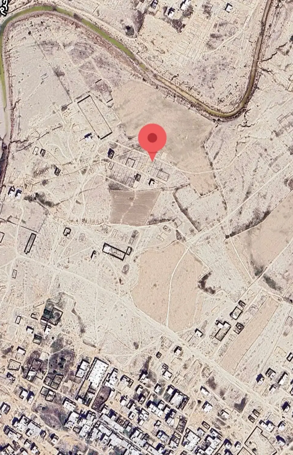 زمین پشت بند دره