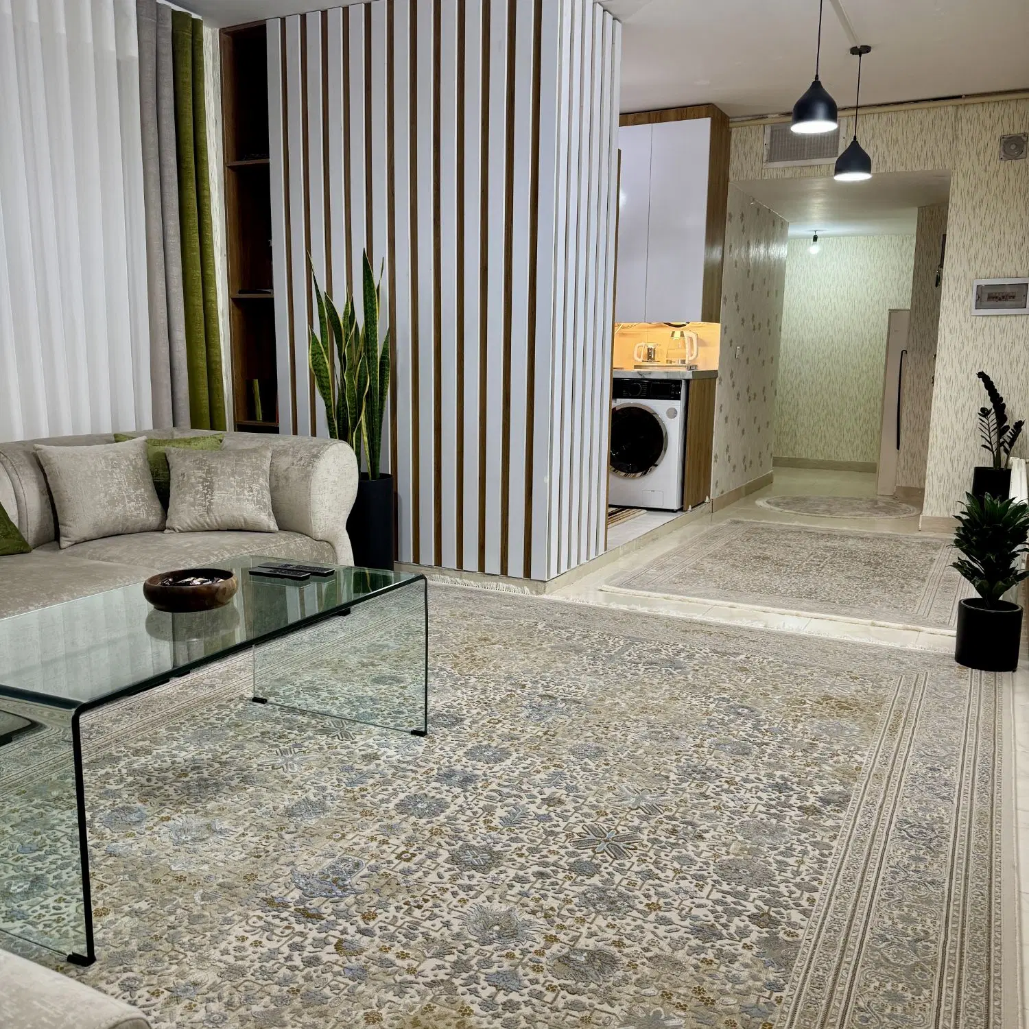 الغدیر بر خیابان اصلی