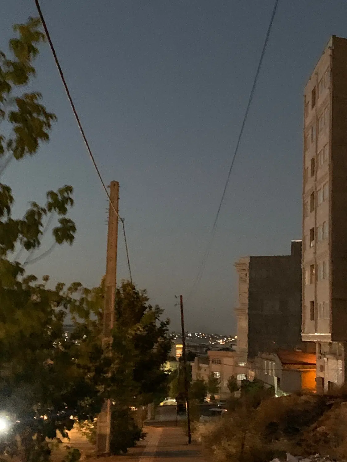 مسکونی بر خیابان