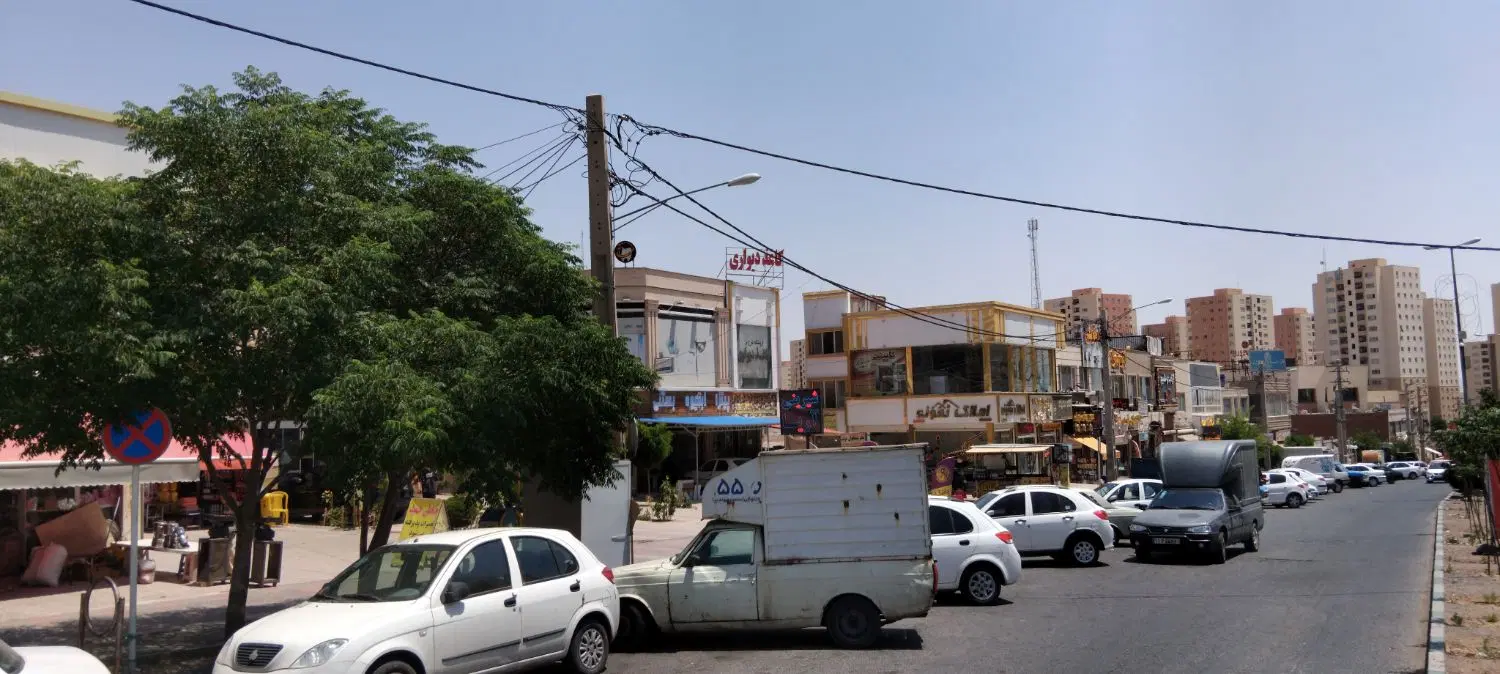 مغازه  رو به خیابان شلوغ