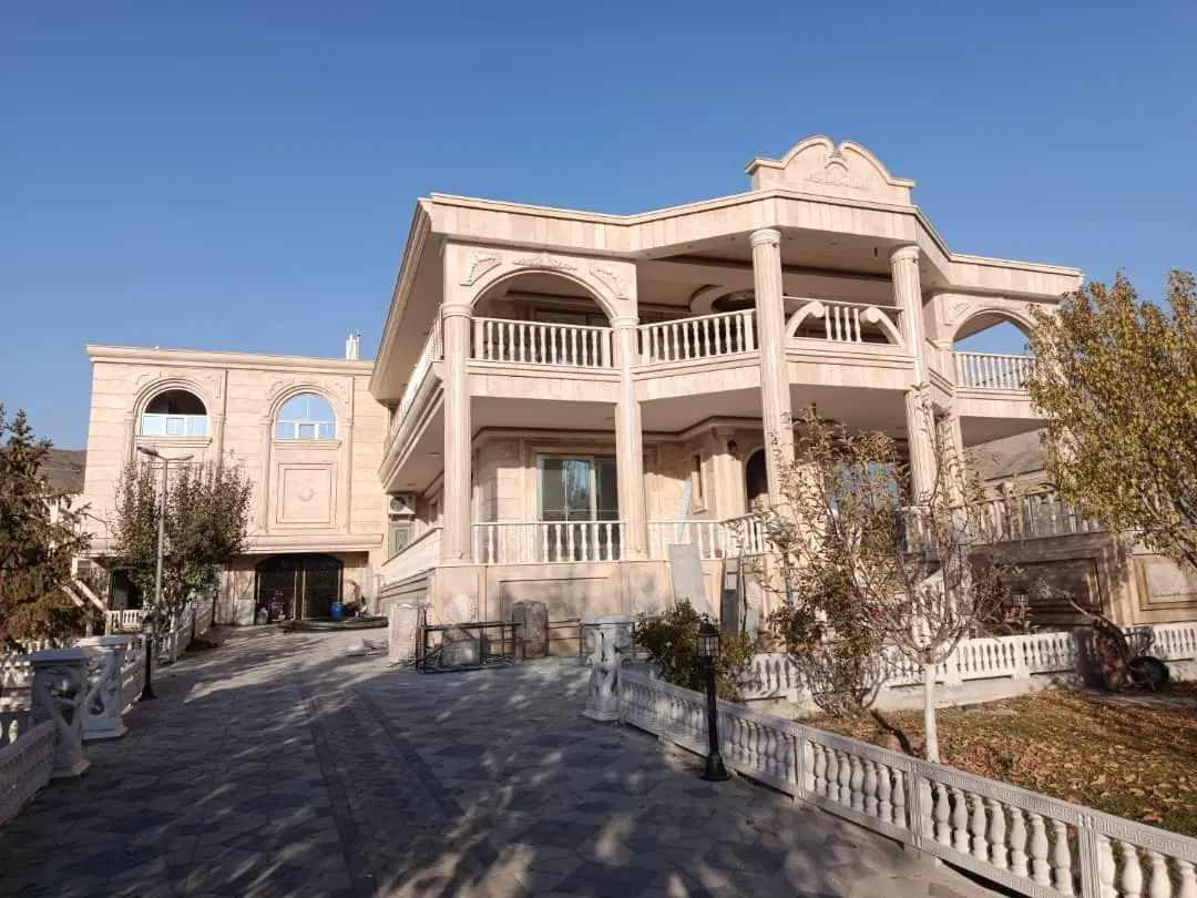 حیاط ویلایی 3طبقه جنوبی بارون آواک