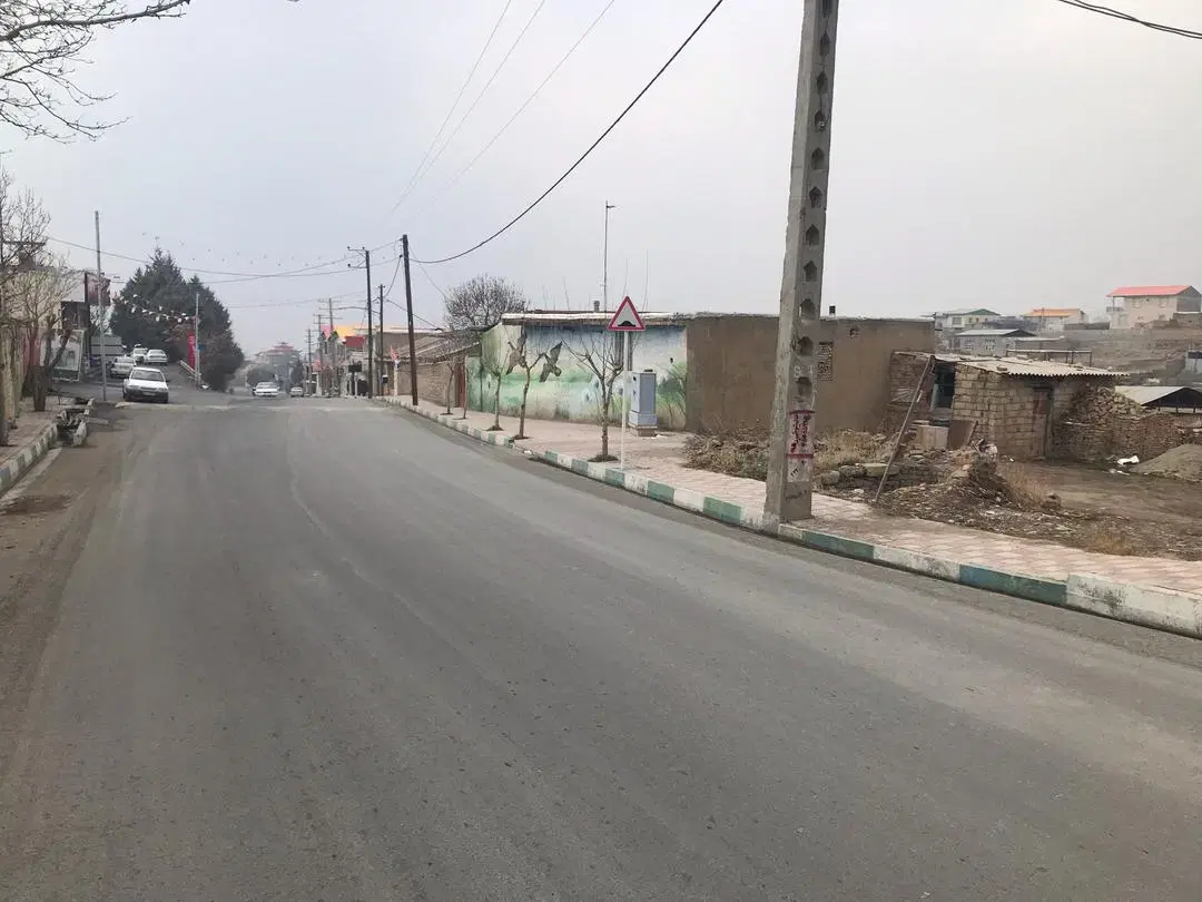 زمین داخل بافت روی بلندی درخیابان اصلی شهرک خور