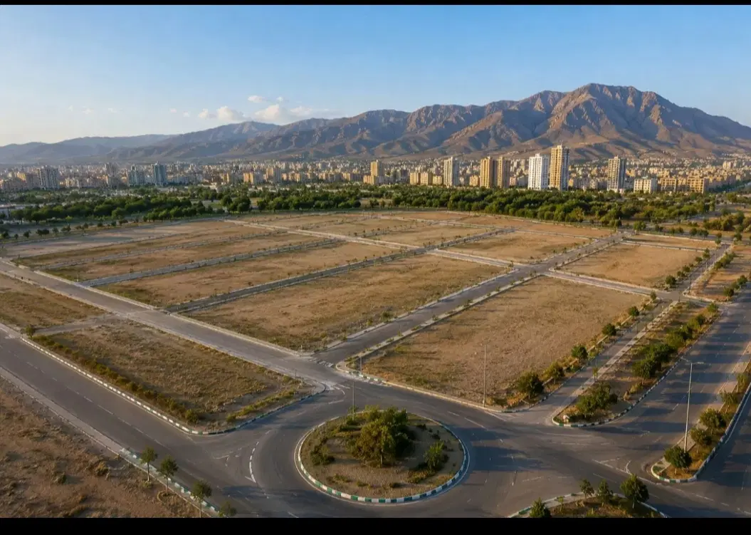 زمین ۳۰۲ متر درب ساختمان عرض ۱۰ صدرا