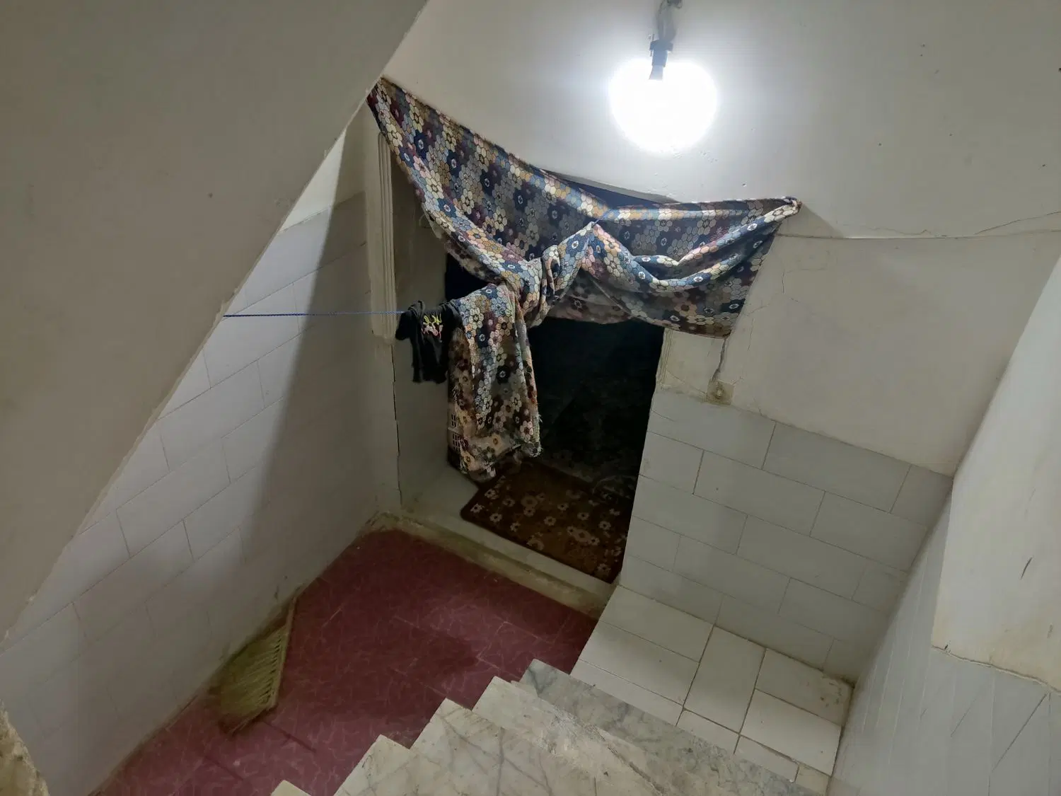 زیرزمین مسکونی با وسایل شامل یخچال بخاری کولر و..
