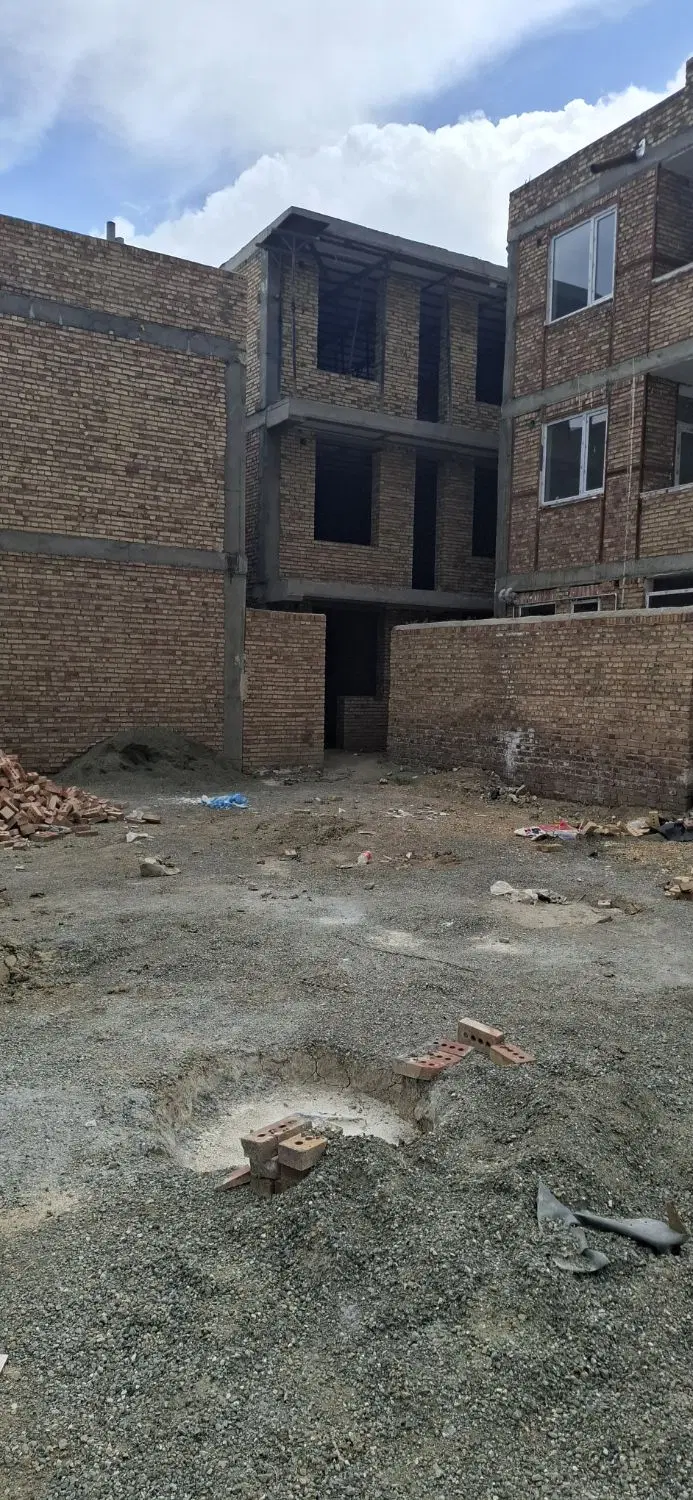ساختمان ۳ طبقه آماده کاشی