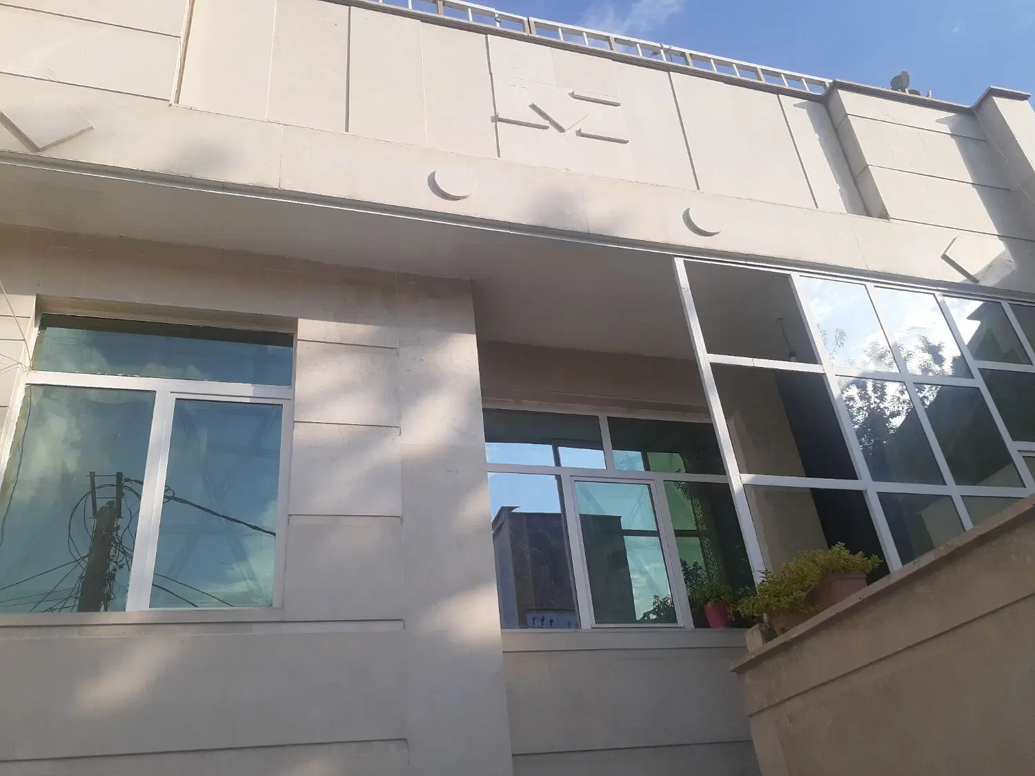 یک ساختمان دوطبقه نیم