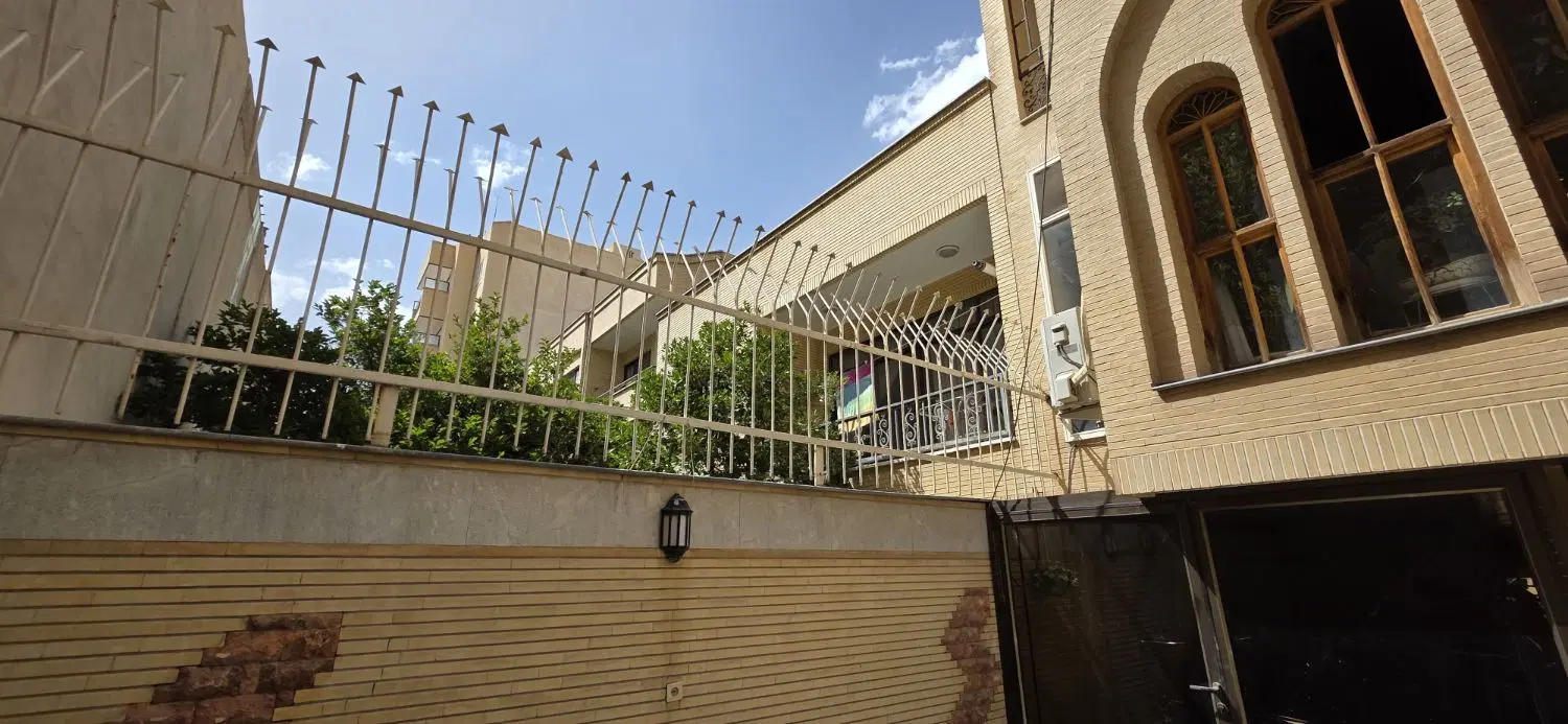 زمین۴دیواری روشندشت باپروانه