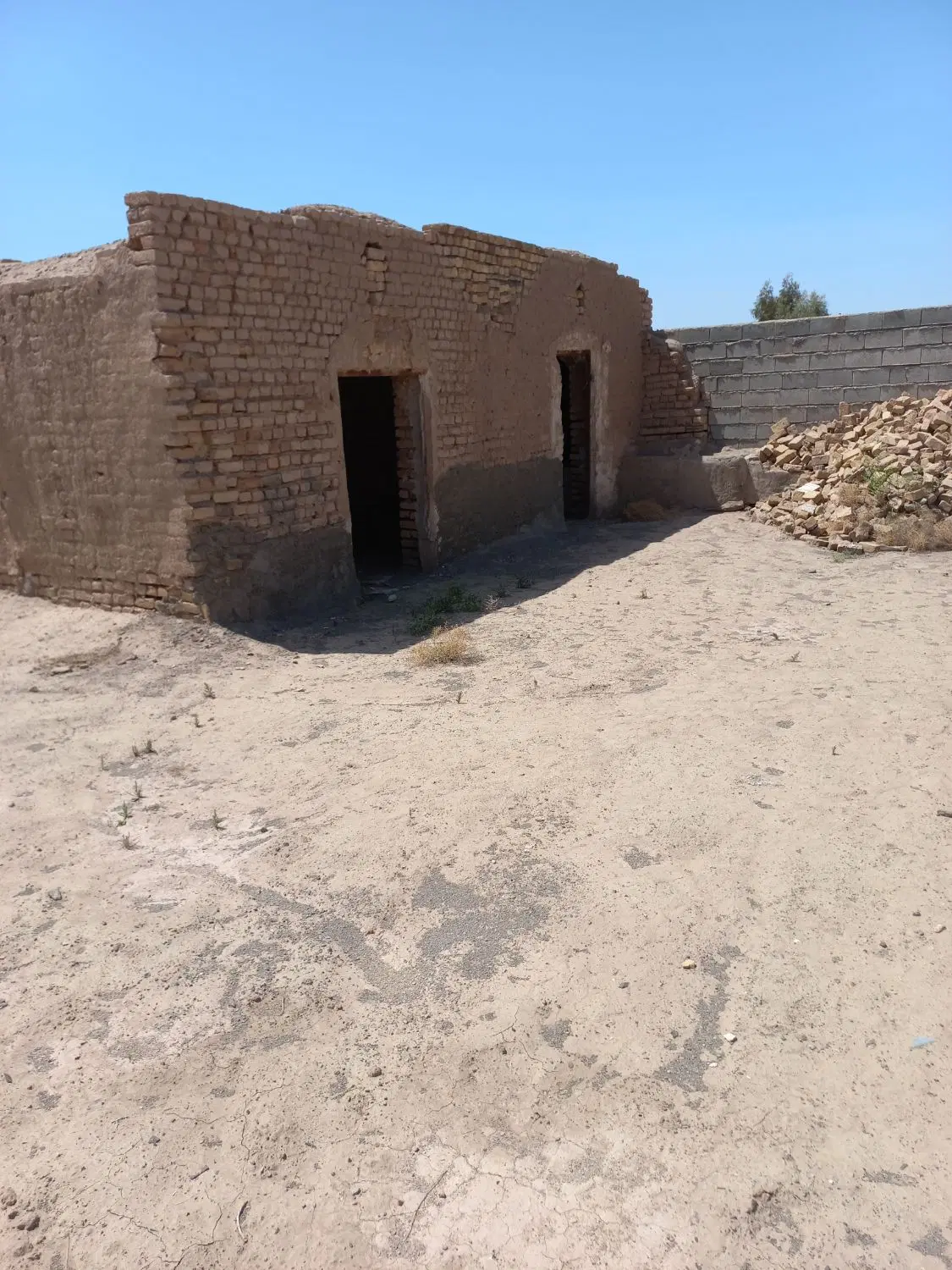 چهار دیواری روستای سن سن جاده کاشان