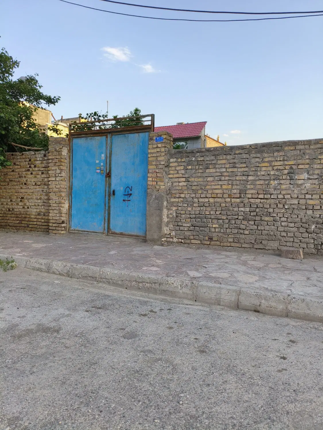 زمین 300متر حاشیه خیابان 20متری چاهشک