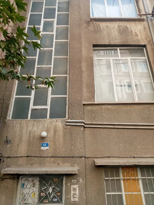 فروش منزل مسکونی ویلایی۸۴ م در ۳ طبقه جنوبی سنددار