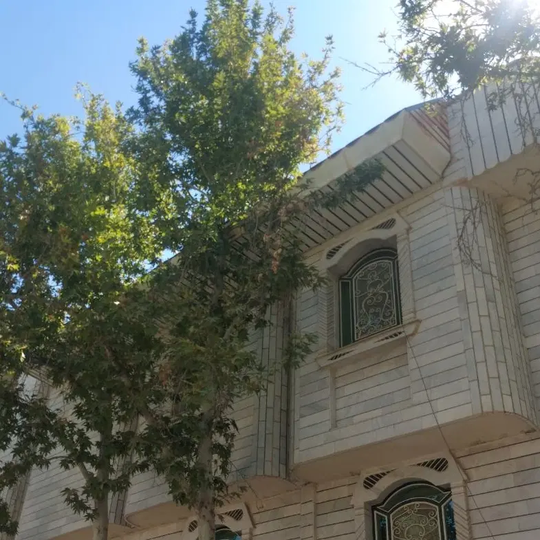 یک واحد طبقه دوم روی همکف