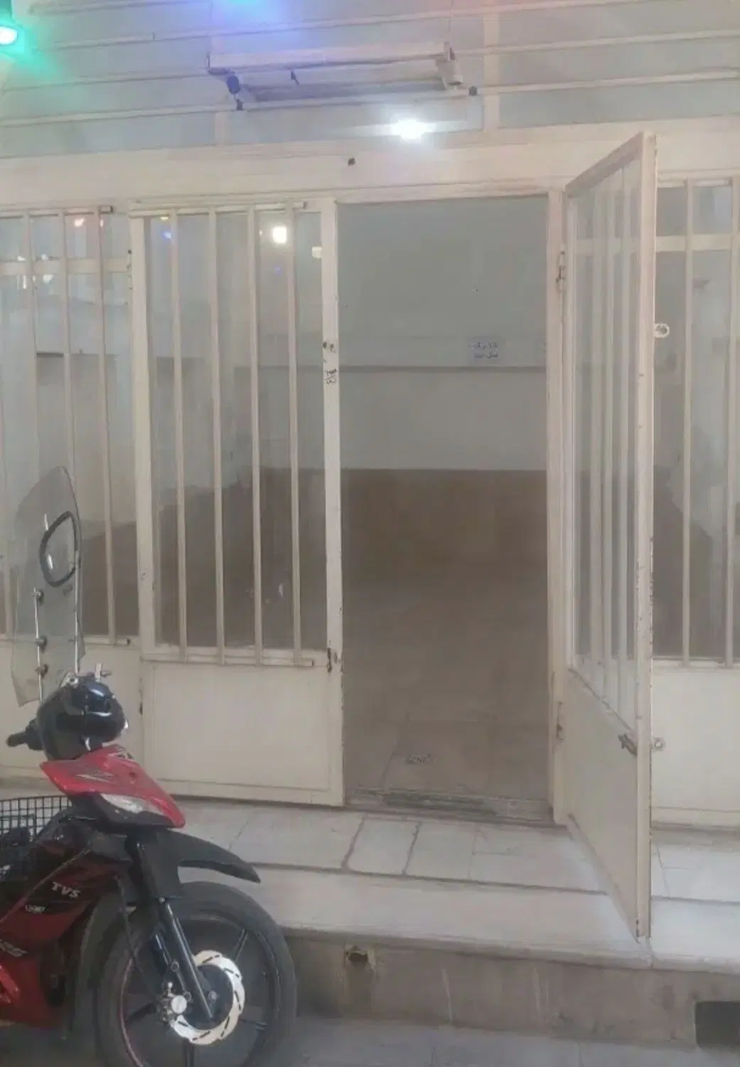 مغازه بر خیابان