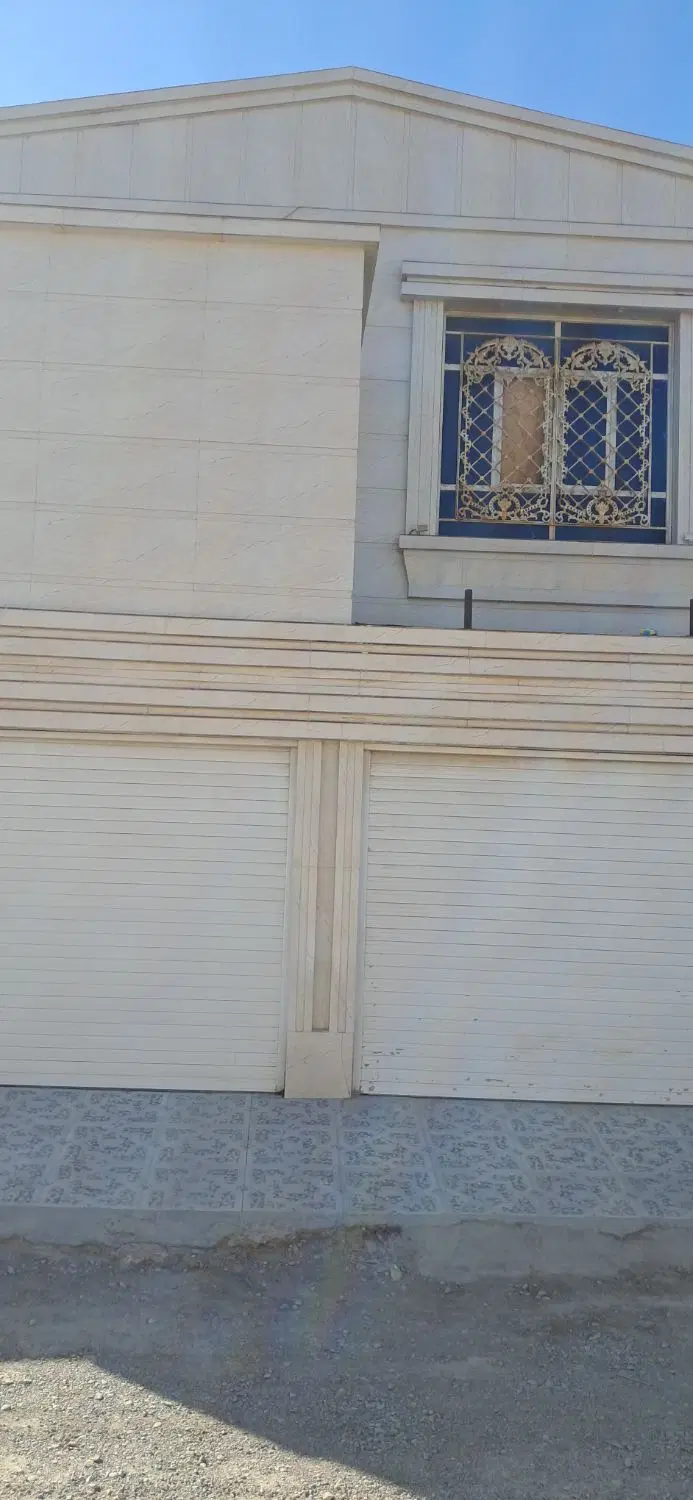 یک خانه دوطبقه