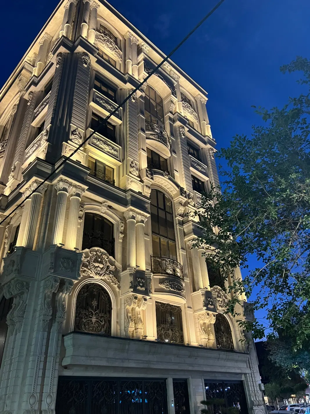 واحد لوکس ۱۶۹ متری شریعتی