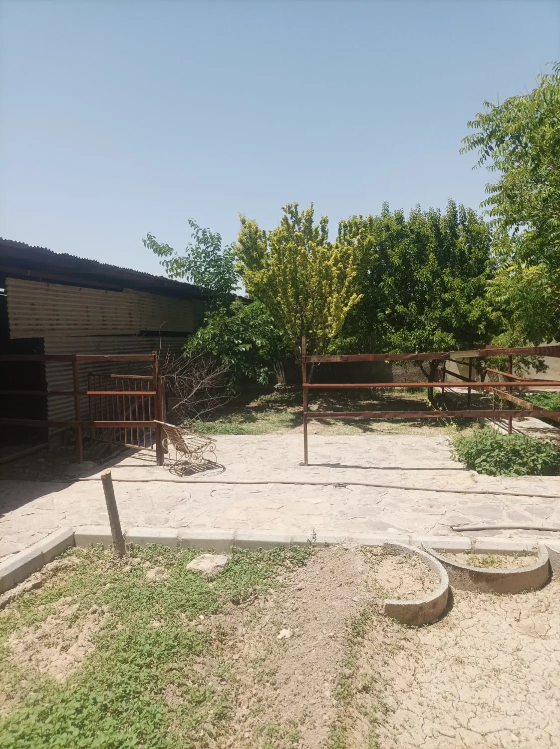 چهارصد متر کارگاه در زیرکن