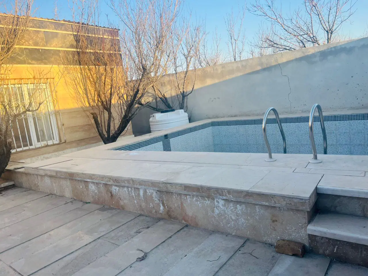 ۳۰۰ مترباغچه،۹۰متر بنا، فقط با قیمت۴_۶۹۰