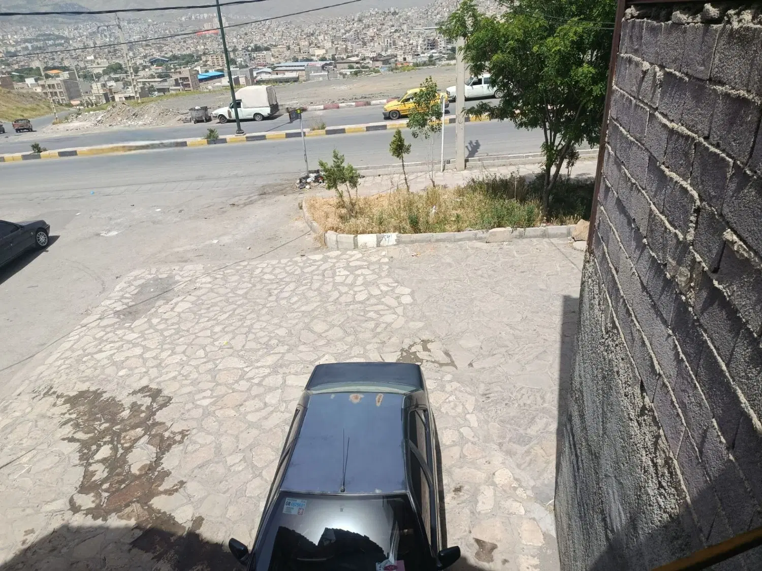 مغازه بر روی خیابان اصلی