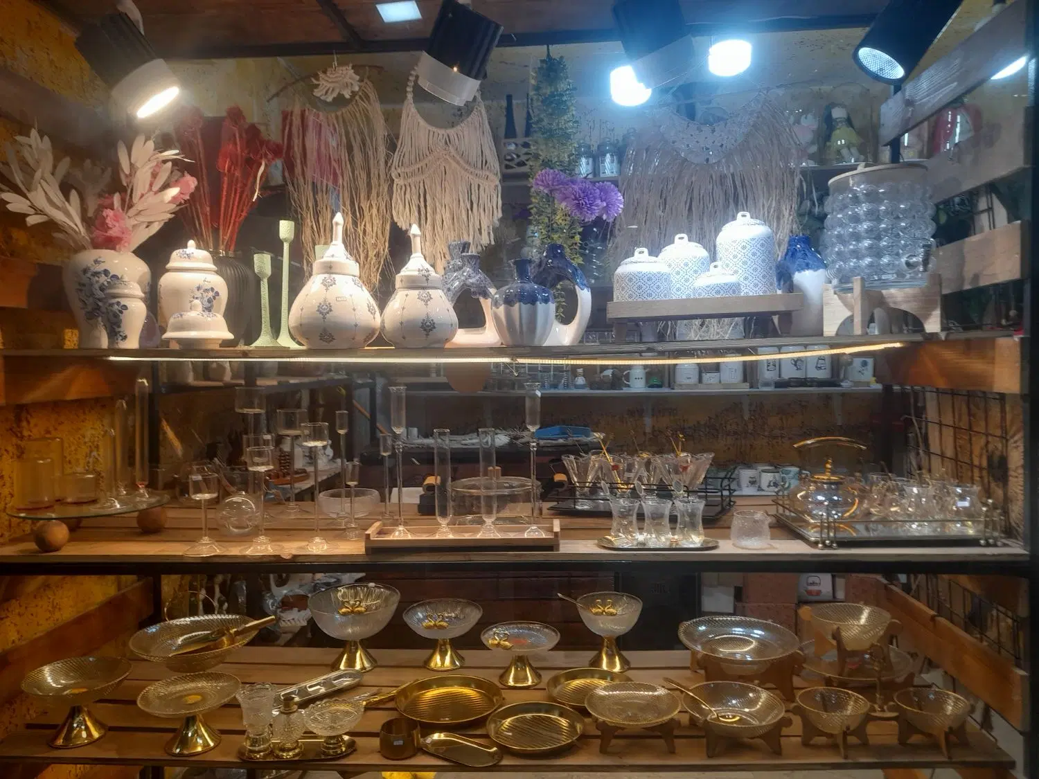 واگذاری مغازه با کلیه اجناس و ویترین