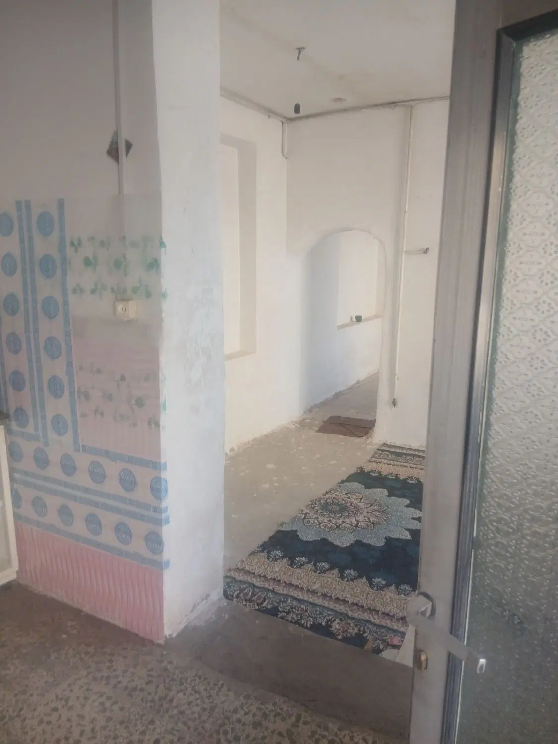 یک باب منزل مسکونی با کلیه امکانات آب برق گاز