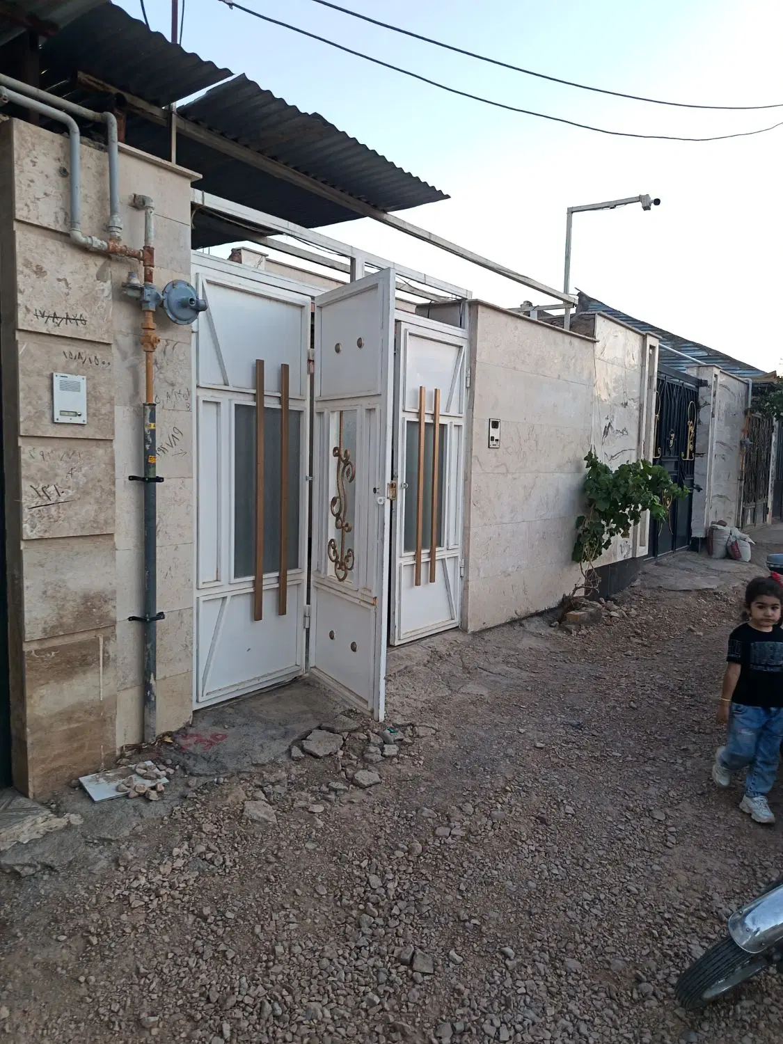 حیاط دربست