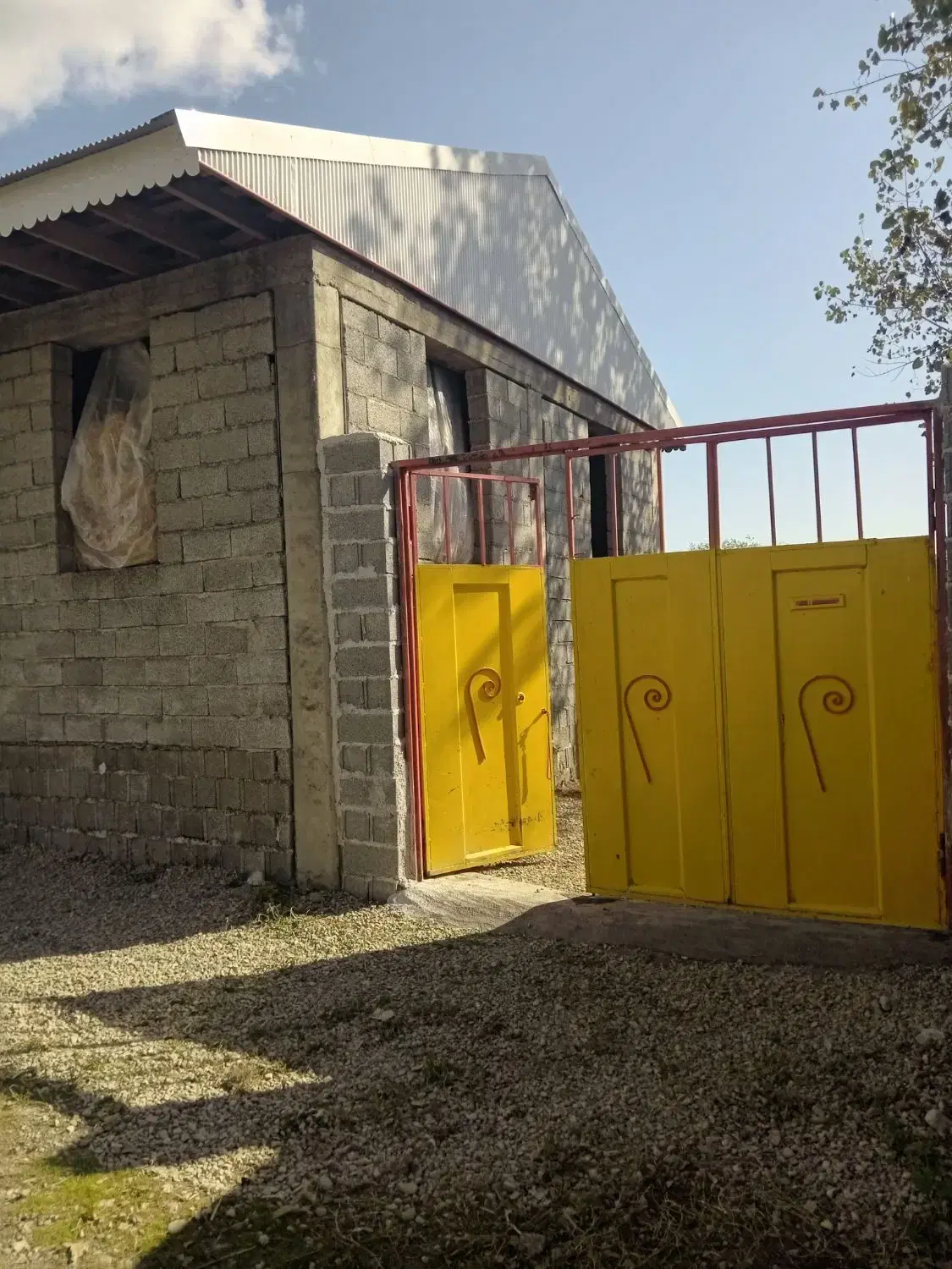 خانه‌ ویلایی نیمه کاره اطراف سنگر.