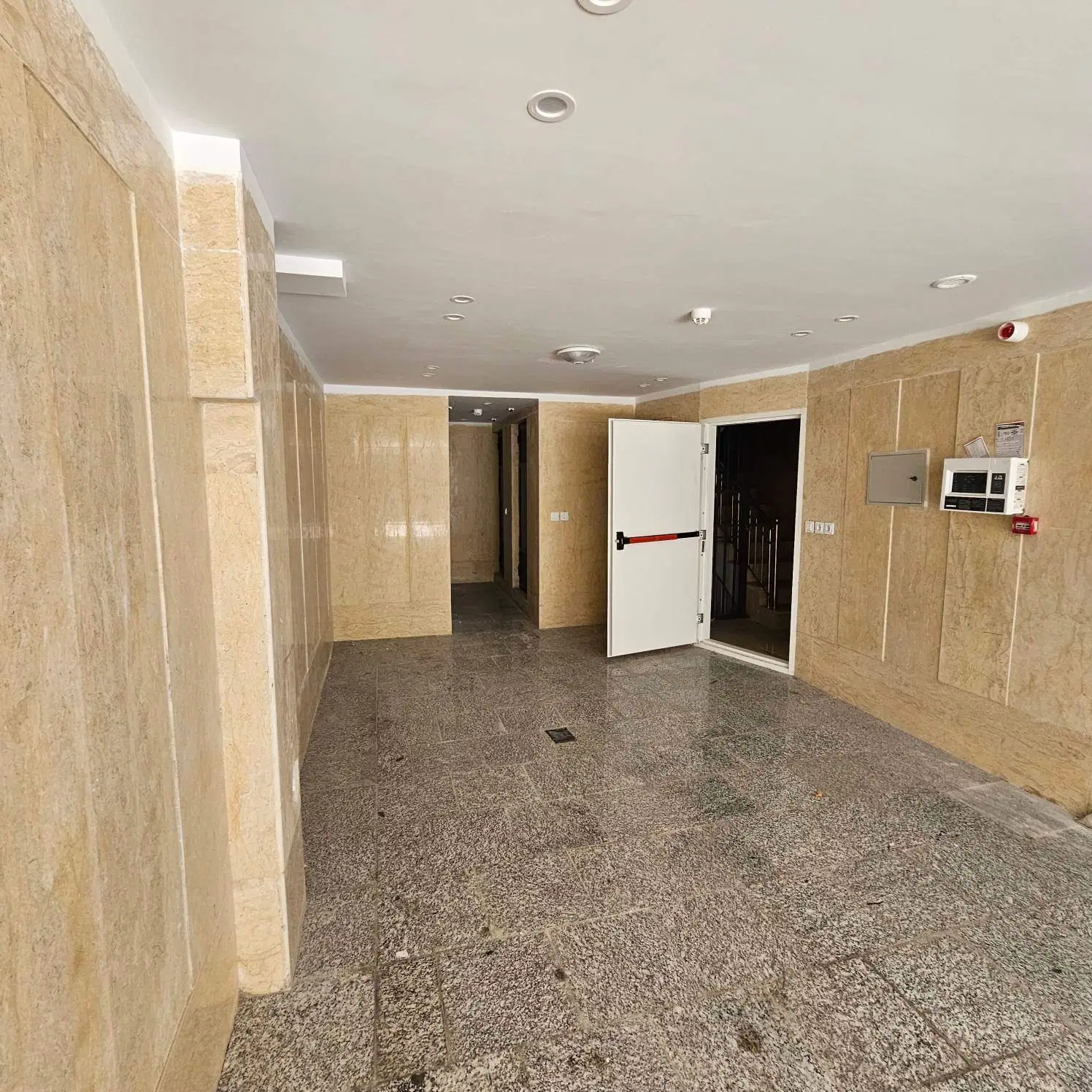 آپارتمان نوساز کلید نخورده