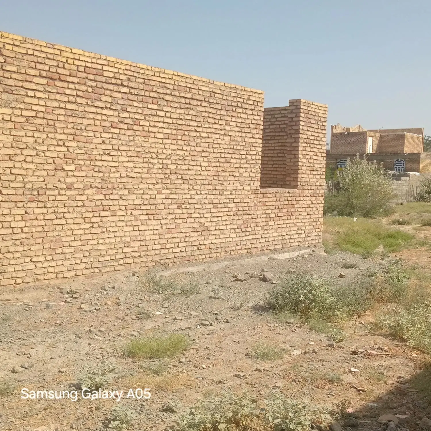 فروش زمین با خونه نیمه کاره زیر سقف گلنگی