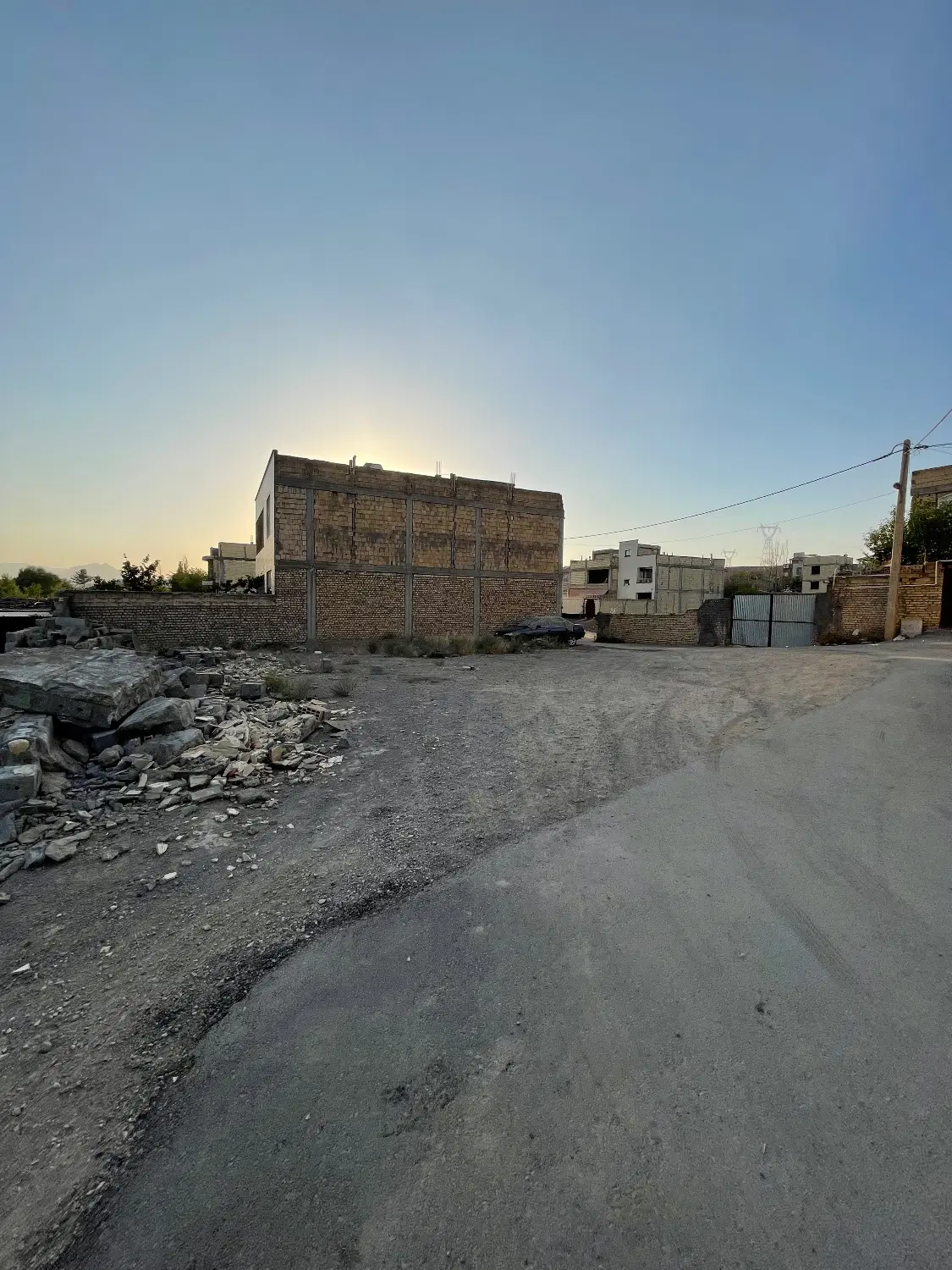 یک قطعه زمین 317 متری مسکونی