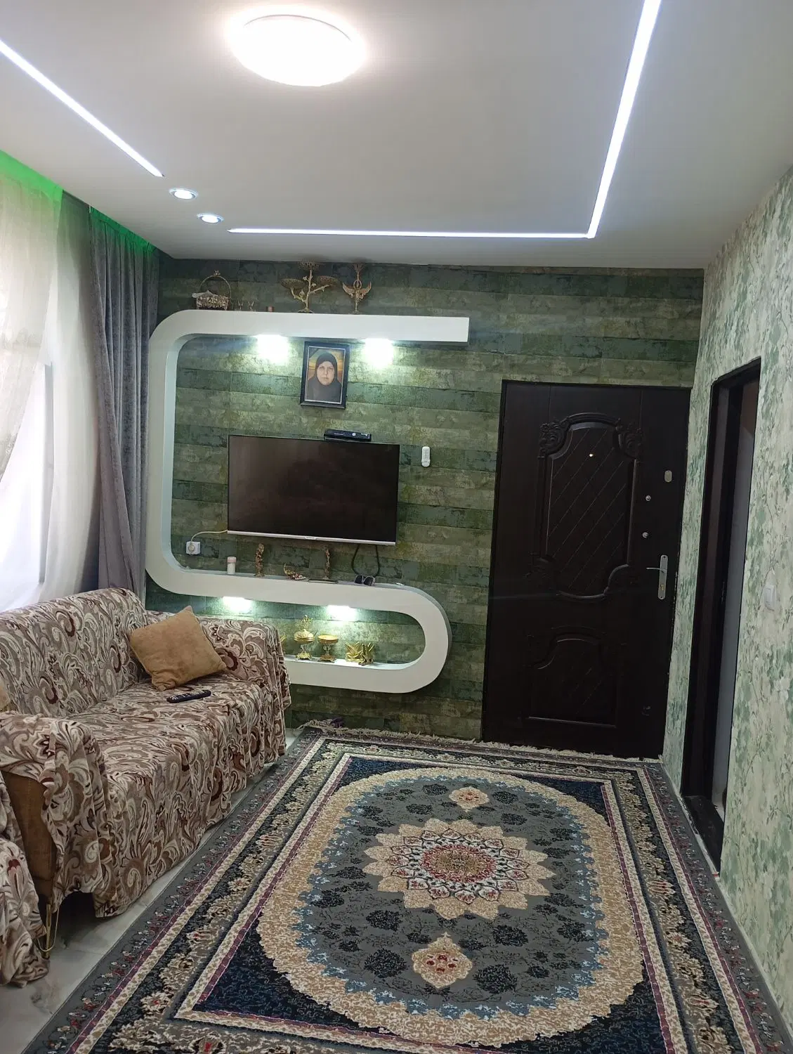 خانه دوطبقه ماشین رو ساخت اهن