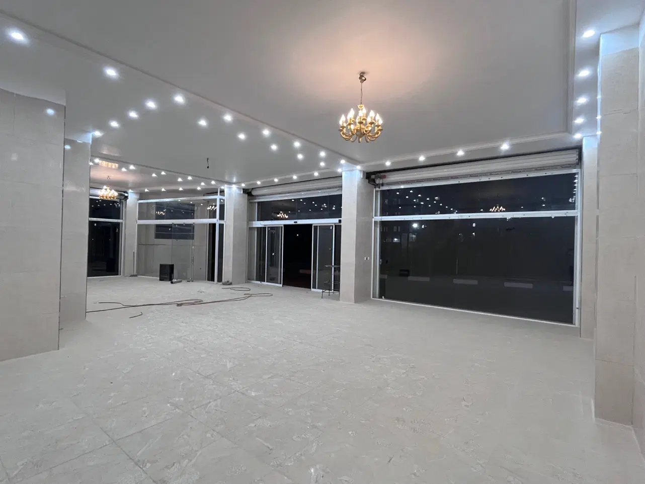 اجاره مغازه نوساز ۱۵۰ متری با دهانه ۲۰ متری