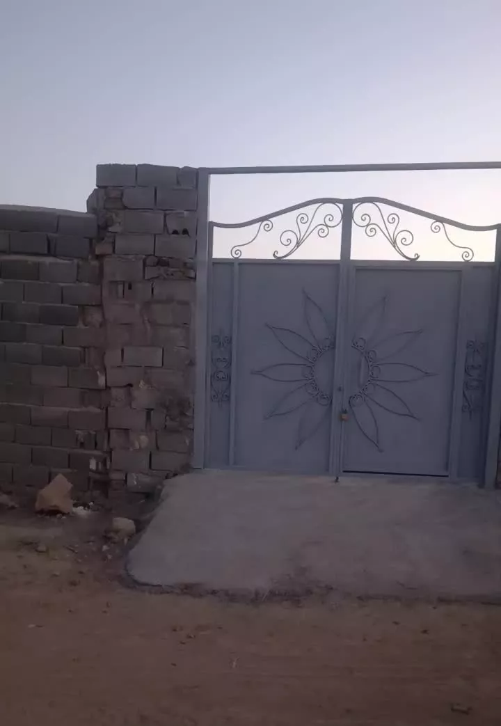 چهار دیواری با درب ورودی